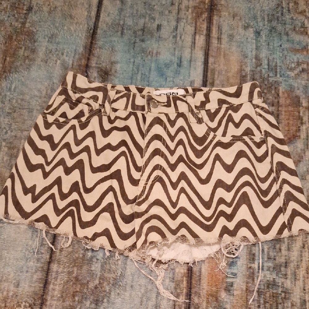 🔥🔥CLEARANCE🔥🔥 Cream and Brown Mini Jean Shorts. NWOT Size 27